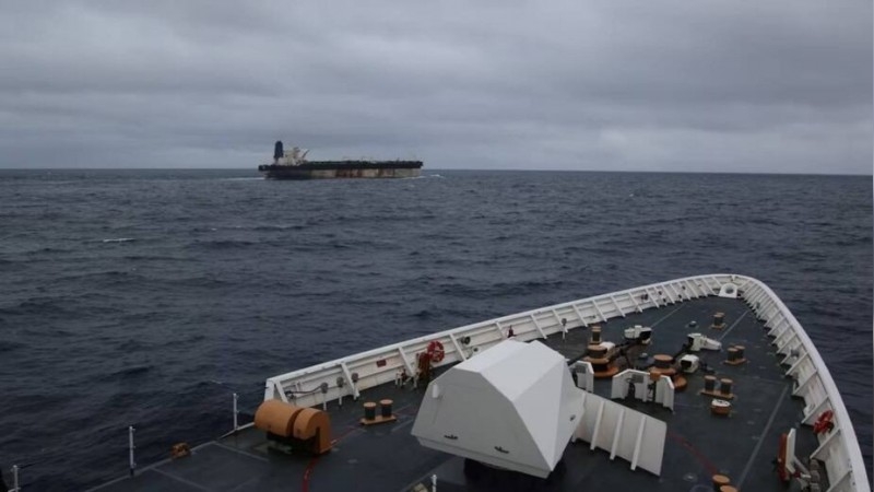 EE.UU. abordó y capturó un petrolero con protección rusa vinculado a Venezuela