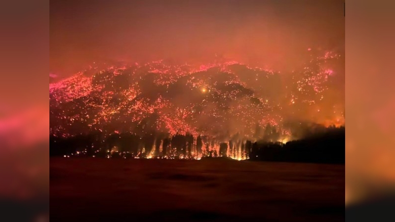 Incendios forestales en Chubut: el fuego fue contenido en El Bolsón, pero avanza hacia Epuyén