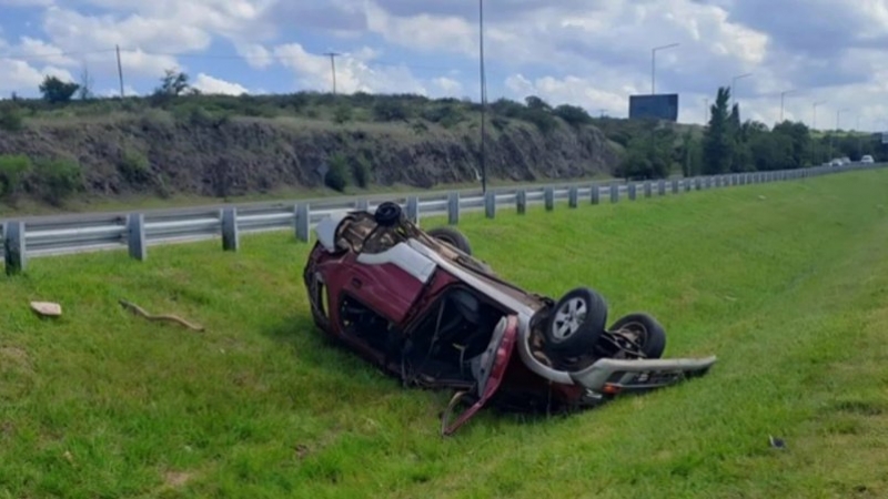 Vuelco en la autopista Córdoba–Carlos Paz: un hombre de 59 años fue internado