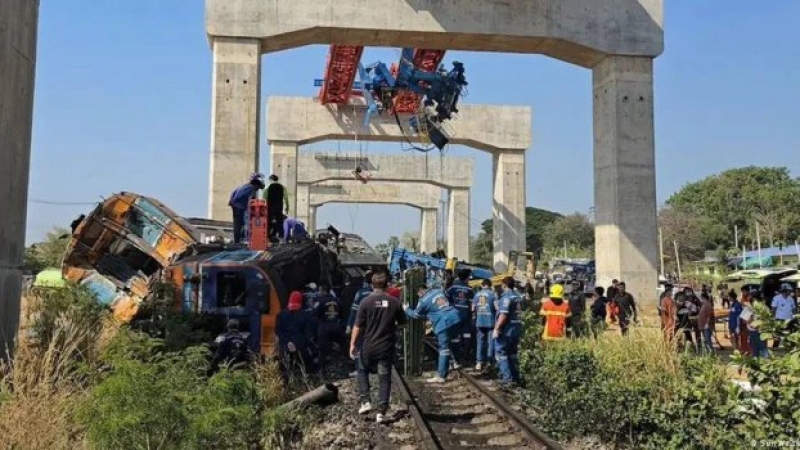Tragedia en Tailandia: una grúa cayó sobre un tren y dejó al menos 30 muertos y 67 heridos
