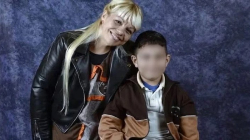 La mujer que encontraron muerta junto a su hijo tenía once cortes en el brazo
