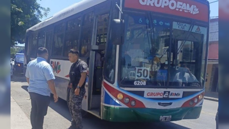 Quiso pagar el pasaje con la tarjeta de discapacidad de su hijo y golpeó al chofer: quedó detenido