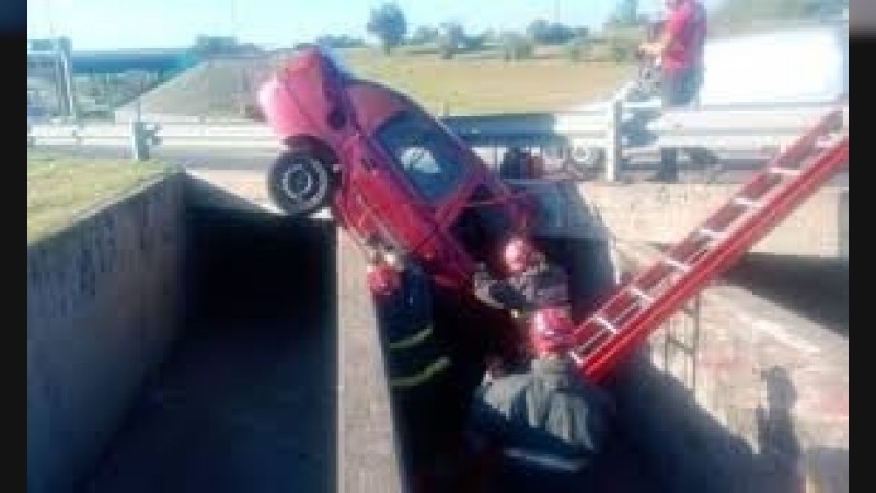 Un automovilista despistó, cayó a un canal en Córdoba y quedó atrapado