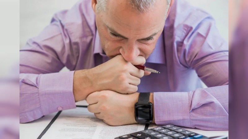 Economía estancada: el gasto público cayó un récord del 27% y el consumo se sostiene solo con tarjeta