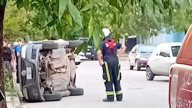 Accidente vehicular en Gerónimo del Barco: un auto terminó volcado tras un choque