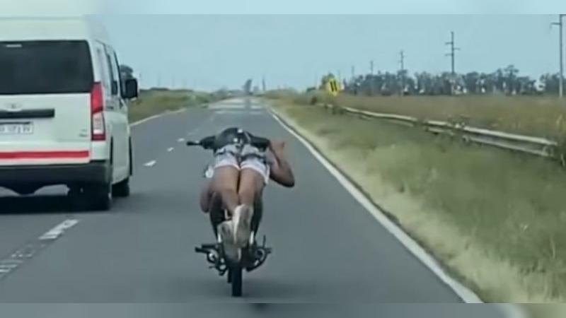 Un motociclista fue filmado mientras manejaba acostado en ruta 19