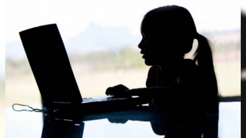 Francia avanza en una ley para prohibir el acceso a redes sociales a menores de 15 años