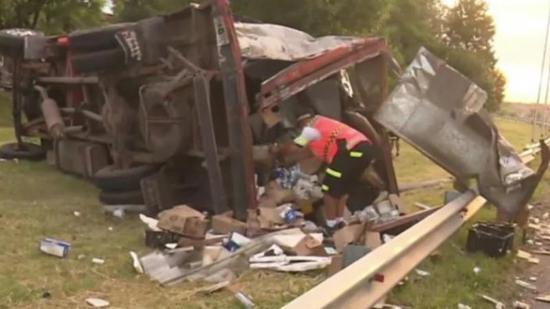 Impactante accidente en Córdoba: un camión volcó en Circunvalación