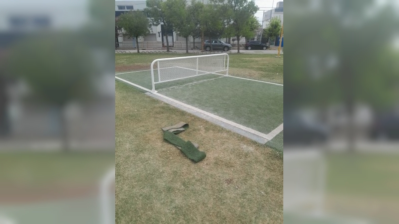 Vandalizaron el césped sintético de las canchas de la Plaza Vélez Sarsfield