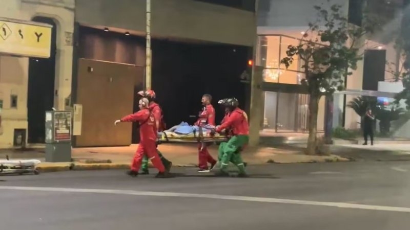 Delincuentes balearon a dos policías porteños para robarles la moto en Morón: el oficial está grave