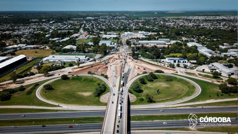 Llaryora supervisó la obra del altonivel de av. Vélez Sarsfield y Ruta 36