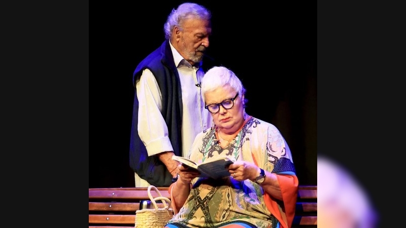 A sala llena se presentó “Negociemos, una historia de amor” en el Teatrillo