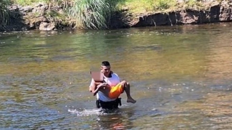 Un nene de 11 años se ahogaba en un río de Córdoba y fue rescatado a tiempo por un policía