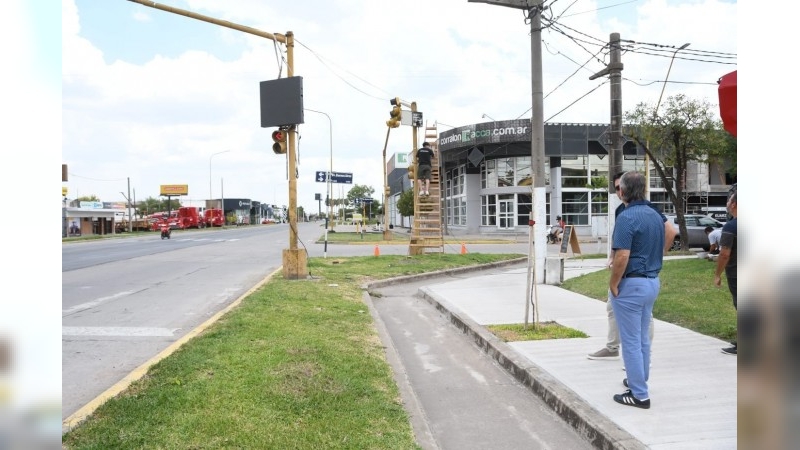 Mejoras en seguridad: municipio instala pantallas led detectoras de patentes en semáforos  