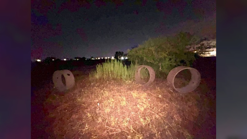 Intentaron sustraer aros de cemento en un campo de barrio San Cayetano