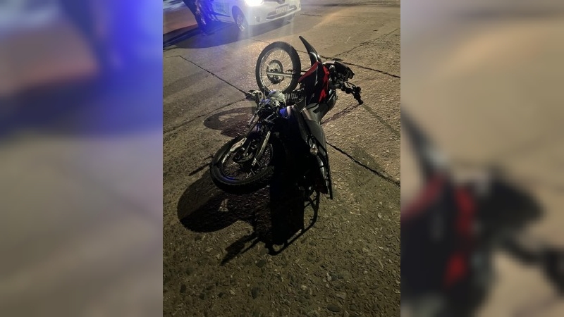 Grave choque en barrio Sarmiento: joven motociclista lucha por su vida