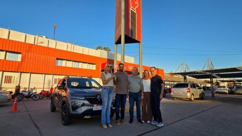 Supermercados Chapulín entregó el Renault Kwid 0KM y cerró la campaña “Poné Primera”