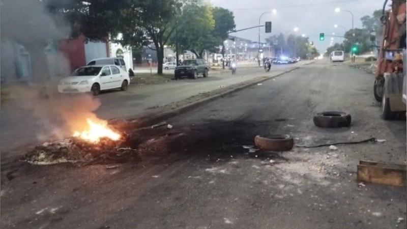 Persiste el conflicto policial en Santa Fe y los uniformados protestan frente a la Jefatura en Rosario