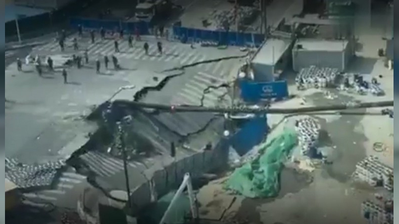 Video: así colapsó una calle de Shanghái cuando trabajaban en una obra del subte