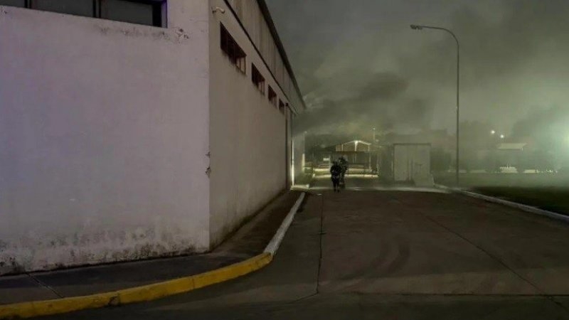 Incendio en el Parque Industrial: trabajaron bomberos en un depósito de harina