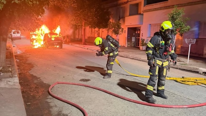 Madrugada agitada: incendio de un vehículo y foco en una vivienda en San Francisco
