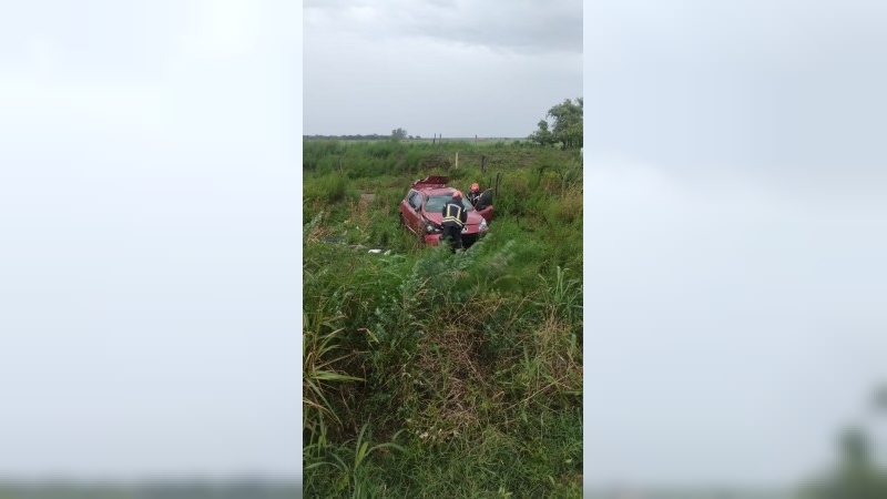 Un auto terminó en la banquina sobre Ruta 13 y dos personas fueron hospitalizadas
