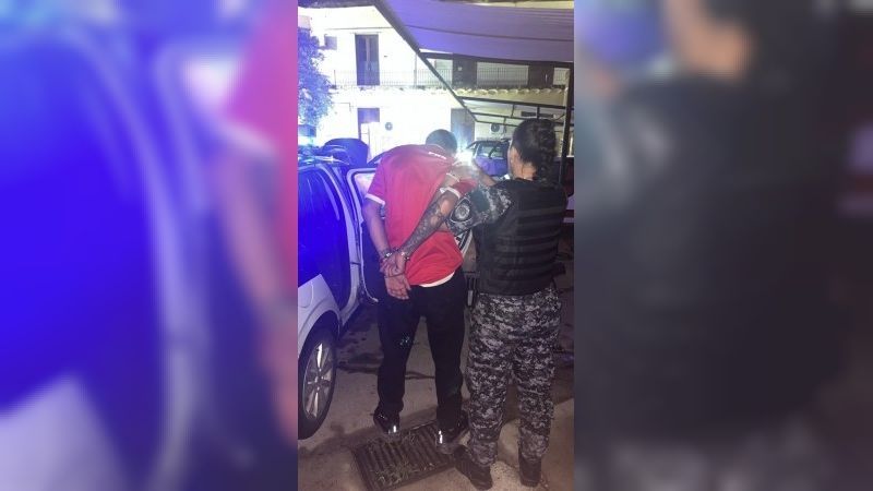 Aprehendieron a un hombre por provocar daños en una vivienda de barrio Bouchard