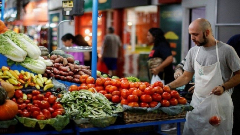 La inflación de alimentos continúa en alza y presiona al índice general: qué proyectan las consultoras