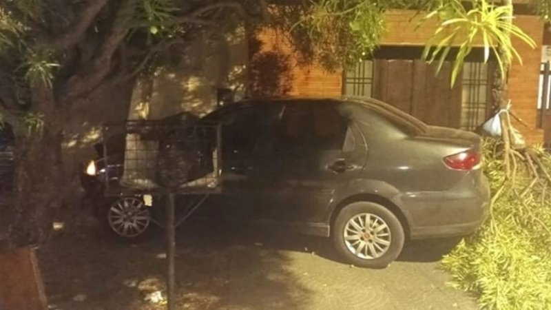 Choque en Cordoba: un automovilista impactó contra dos casas, un auto y un poste