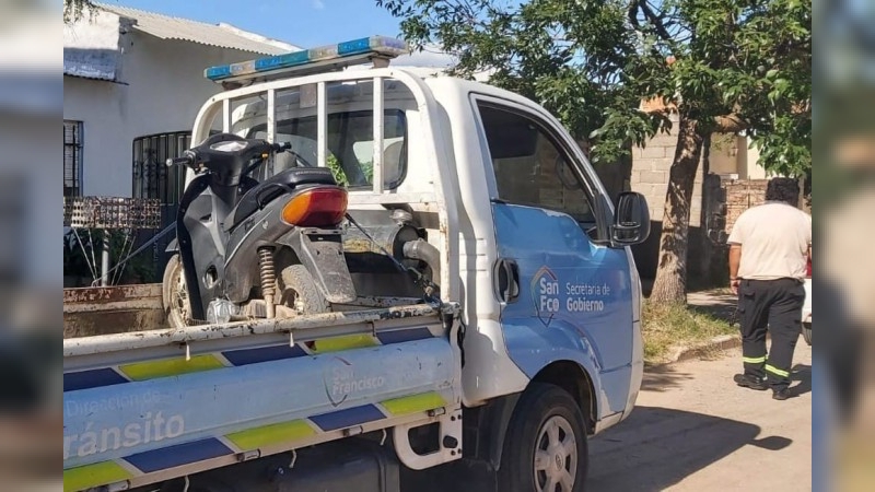 Una mujer fue aprehendida tras huir de un control policial y chocar con un móvil en barrio La Milka