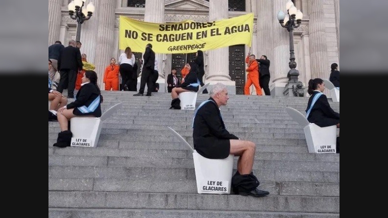 Detuvieron a activistas que protestaban en las escalinatas del Congreso contra la reforma de la Ley de Glaciares