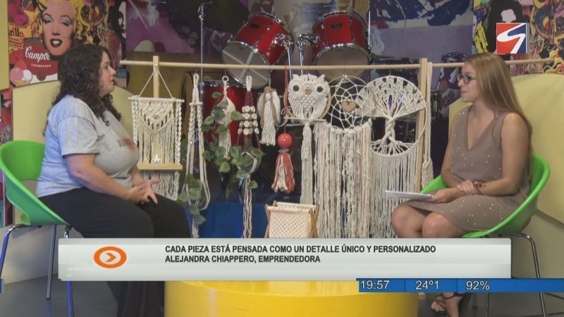 Emprendedora local presenta sus creaciones en macramé con opciones personalizadas para cada pedido