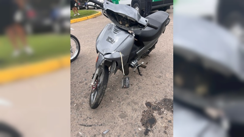 Choque entre una moto y un camión en barrio Sarmiento