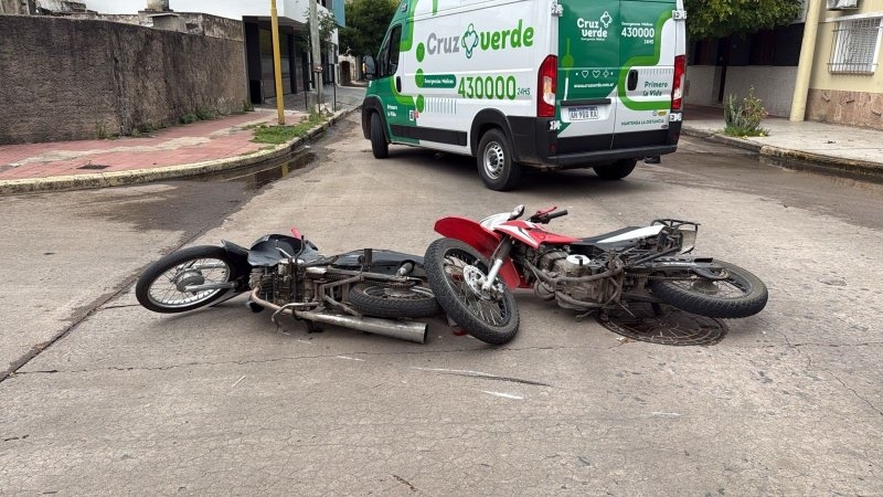 Joven sufrió una fractura tras un accidente entre dos motocicletas 