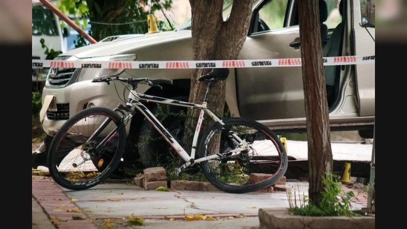 Un vecino persiguió en su camioneta a dos ladrones que le robaron una bicicleta: atropelló y mató a uno