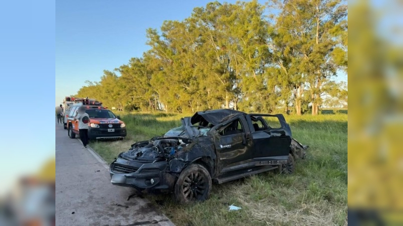 Volcó una camioneta tras esquivar a un camión que se cruzó de carril en ruta 1: hay cuatro heridos