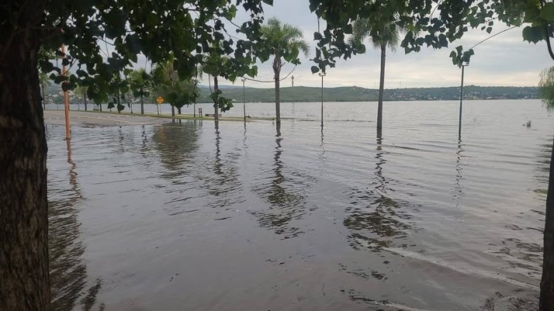El lago San Roque desbordó y cubrió parte  de la costanera de Villa Carlos Paz