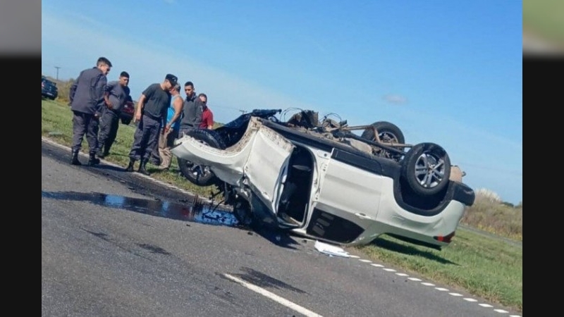 Tragedia en la Autopista Rosario-Santa Fe: hay dos muertos por el violento choque de un colectivo del Servicio Penitenciario contra una camioneta