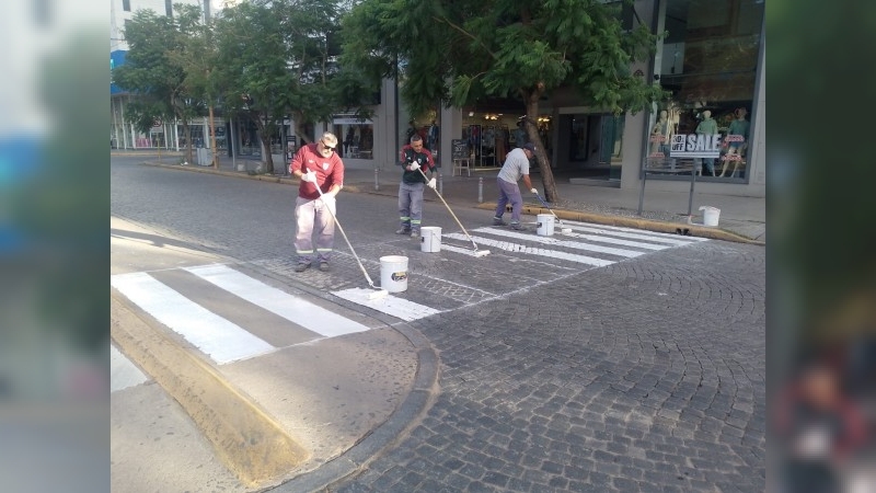 Sigue la demarcación de sendas peatonales y el reciclado de carteles nomencladores