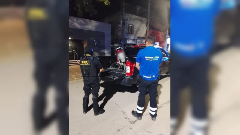 Las Varillas: intentó darse a la fuga, descartó cocaína en el trayecto y fue detenido por la FPA