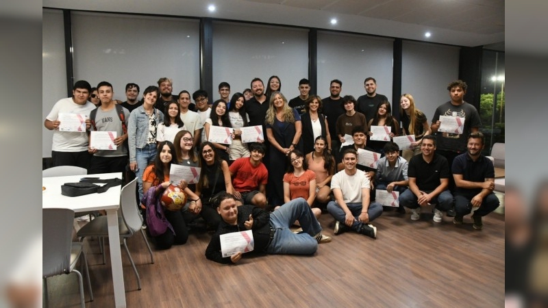 Se entregaron los certificados a los asistentes al taller sobre IA generativa en Tecnoteca