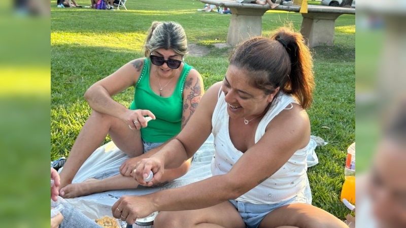 Lucha contra el dengue: La Secretaría de Salud distribuyó repelente contra mosquitos en el centro de la ciudad