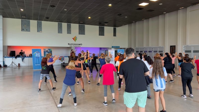 Zumba y conciencia ambiental: gran convocatoria en el Superdomo por el Mes de la Mujer