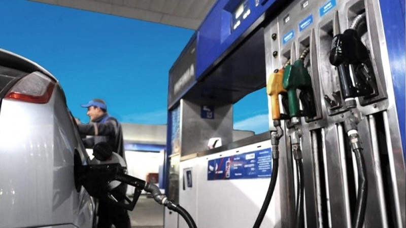 La nafta aumentó por sexta vez en 15 días y la Súper ya cuesta más de $2.000