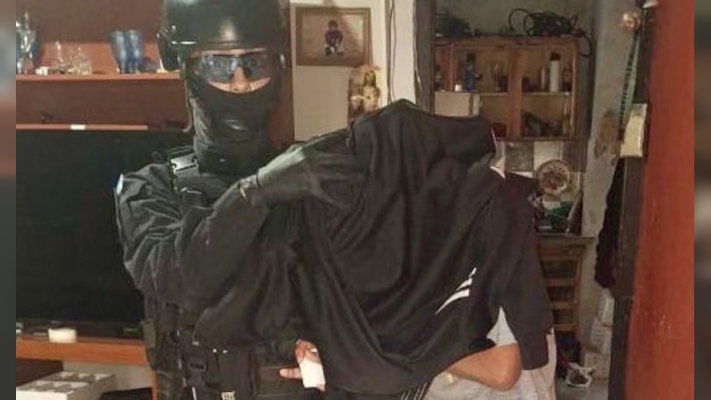 Cayeron dos peligrosos dealers en Córdoba: escondían la cocaína en una puerta hueca