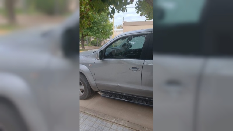 Choque entre una camioneta y una motocicleta: un joven resultó con lesiones leves
