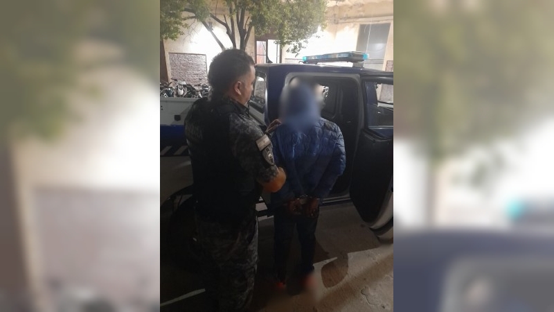 Un hombre aprehendido por la policía: sobre el había un pedido de detención