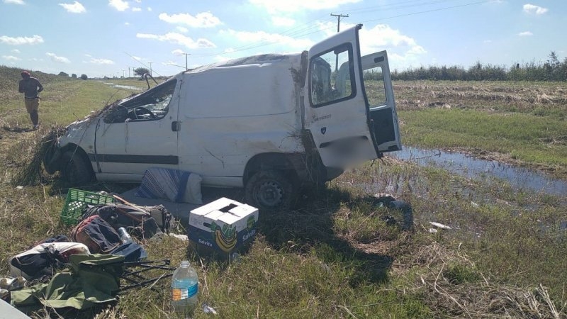Despiste de un utilitario en la Ruta Provincial 13 a la altura de El Arañado