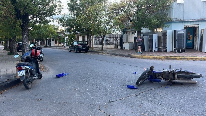 Una joven sufrió una fractura expuesta tras un choque entre una moto y un auto en barrio Catedral