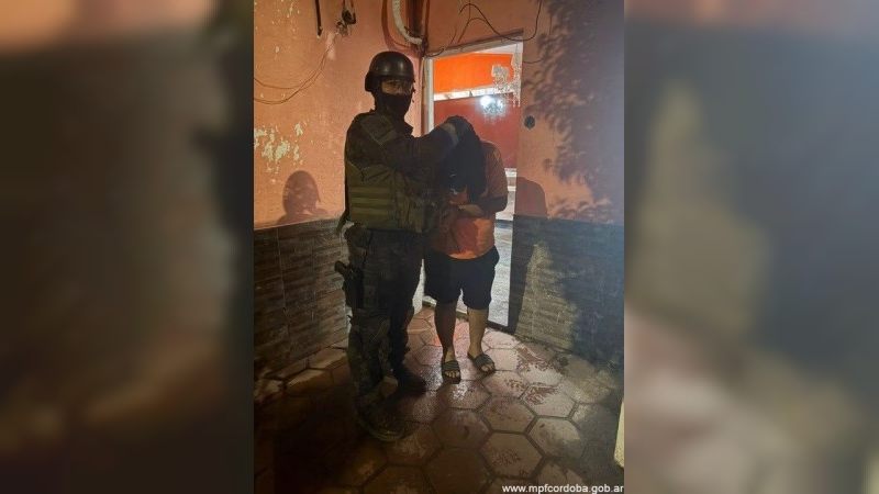 Una mujer ingirió varias dosis de cocaína para ocultarla y falleció: detuvieron a su pareja